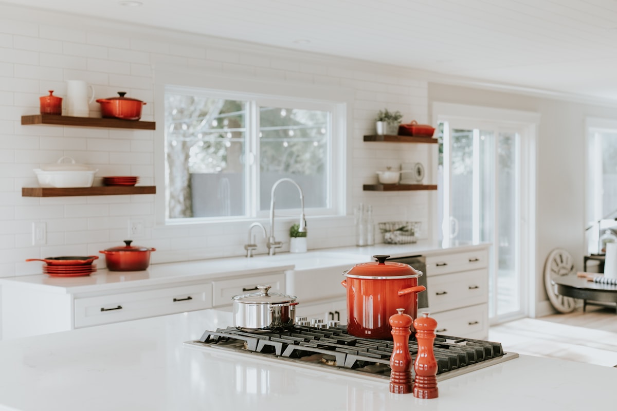 Cuisine blanche épurée aux matériaux nobles — chalet à Méribel, visuel d'illustration