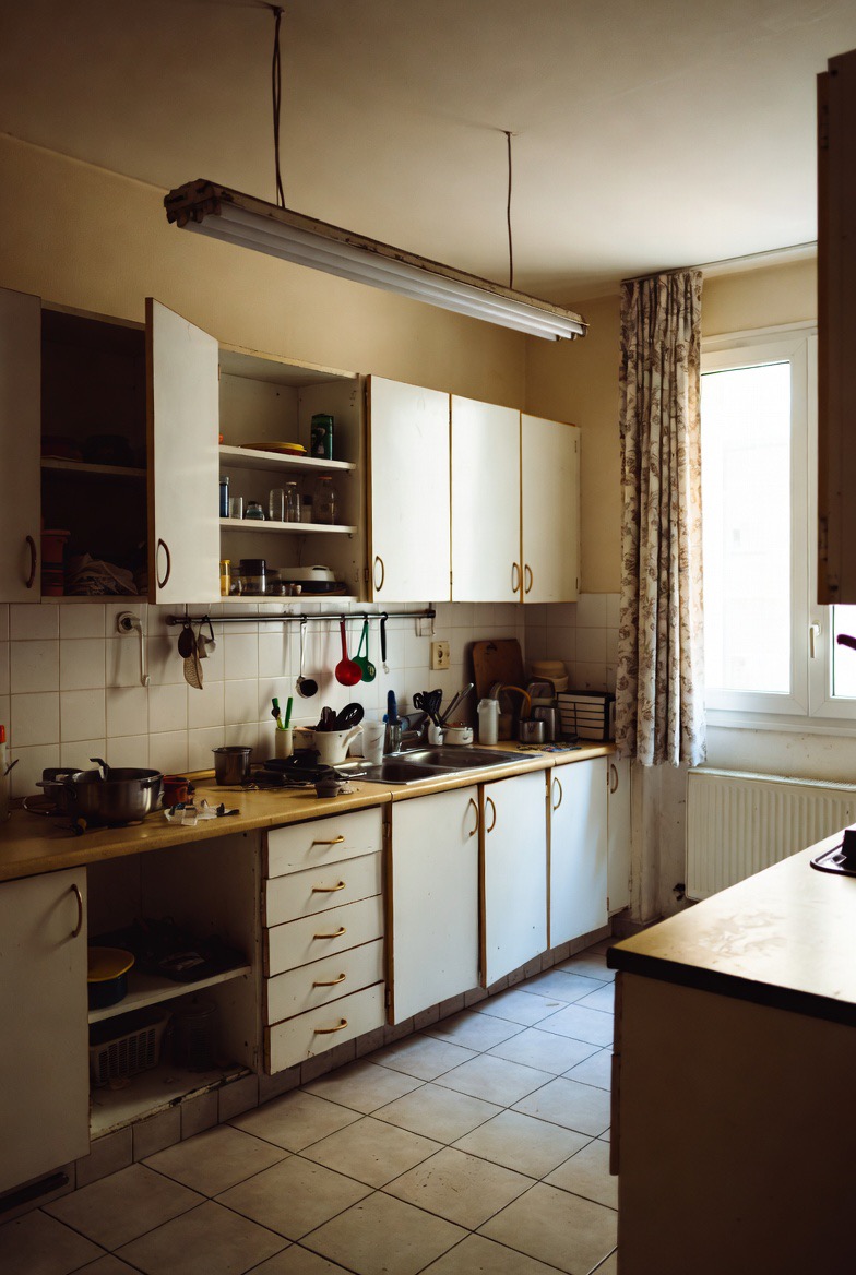Cuisine avant rénovation : mobilier daté et agencement vétuste