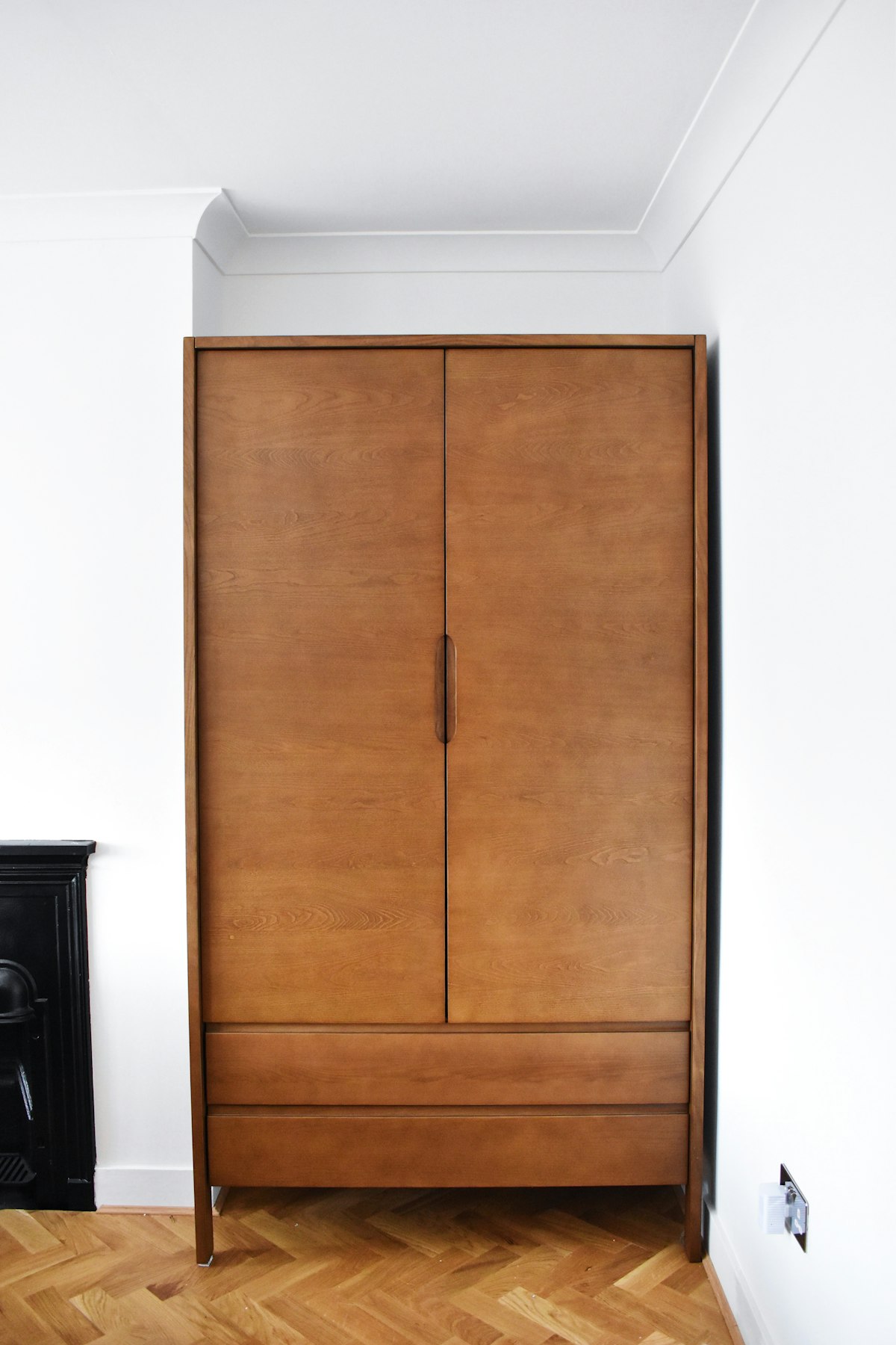 Menuiserie sur-mesure en bois sur parquet chevron — style haussmannien à Paris