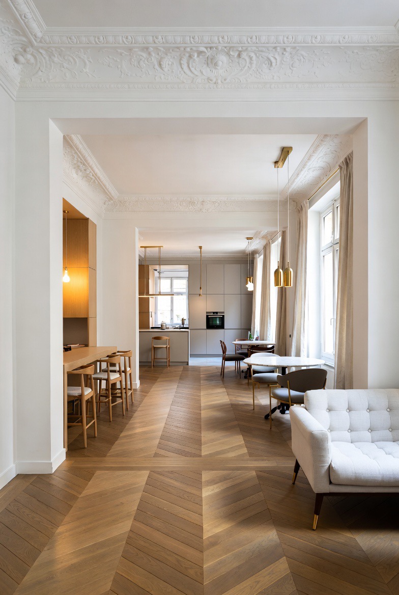 Réalisation Patricio Build — appartement haussmannien rénové, moulures restaurées et parquet chevron