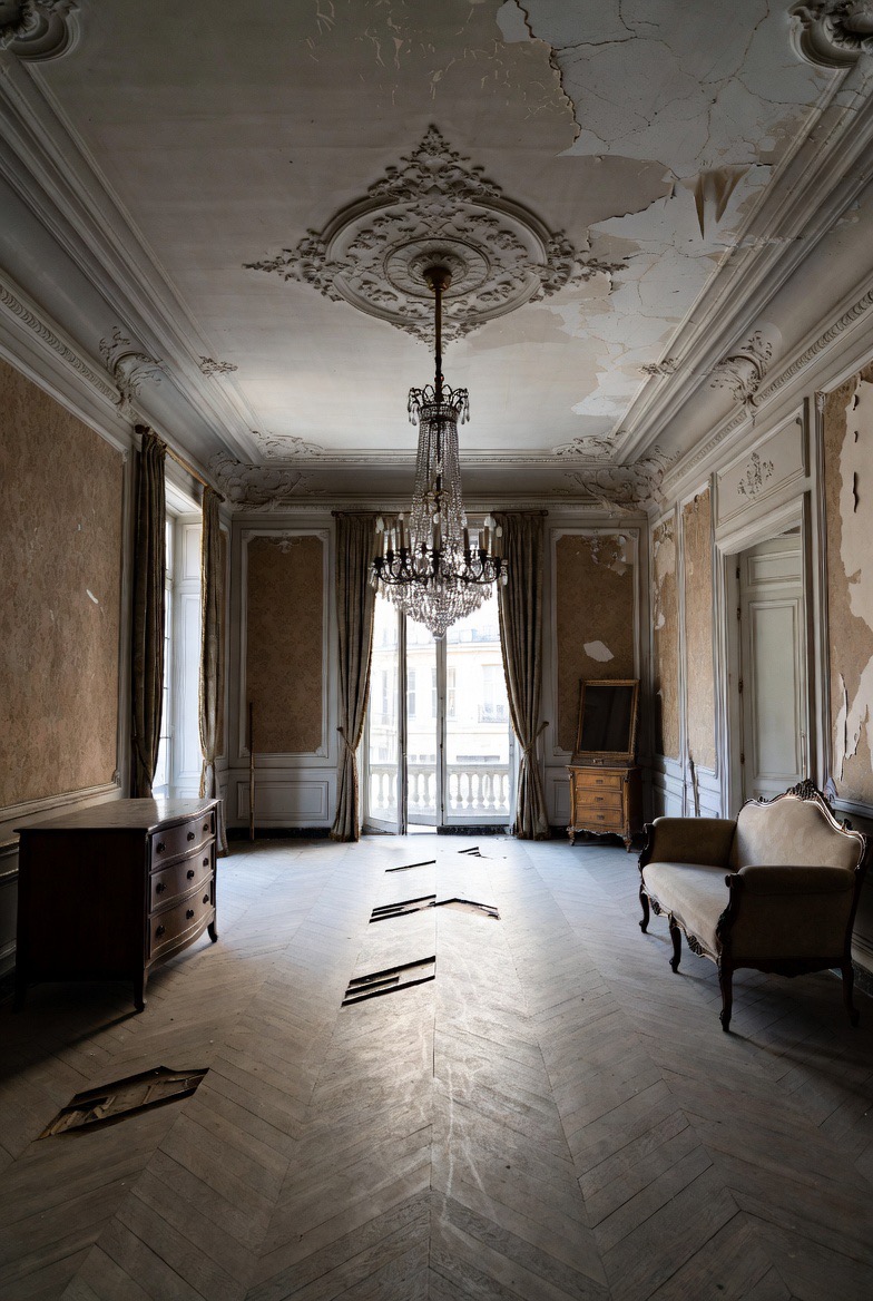 Avant rénovation — salon haussmannien dans son jus avant travaux
