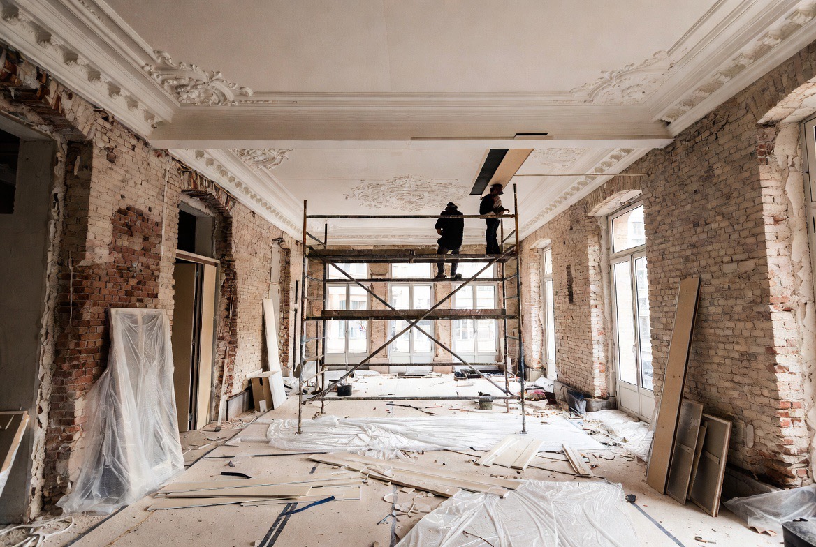 Chantier Patricio Build — restauration d'un appartement haussmannien, murs mis à nu et moulures reprises