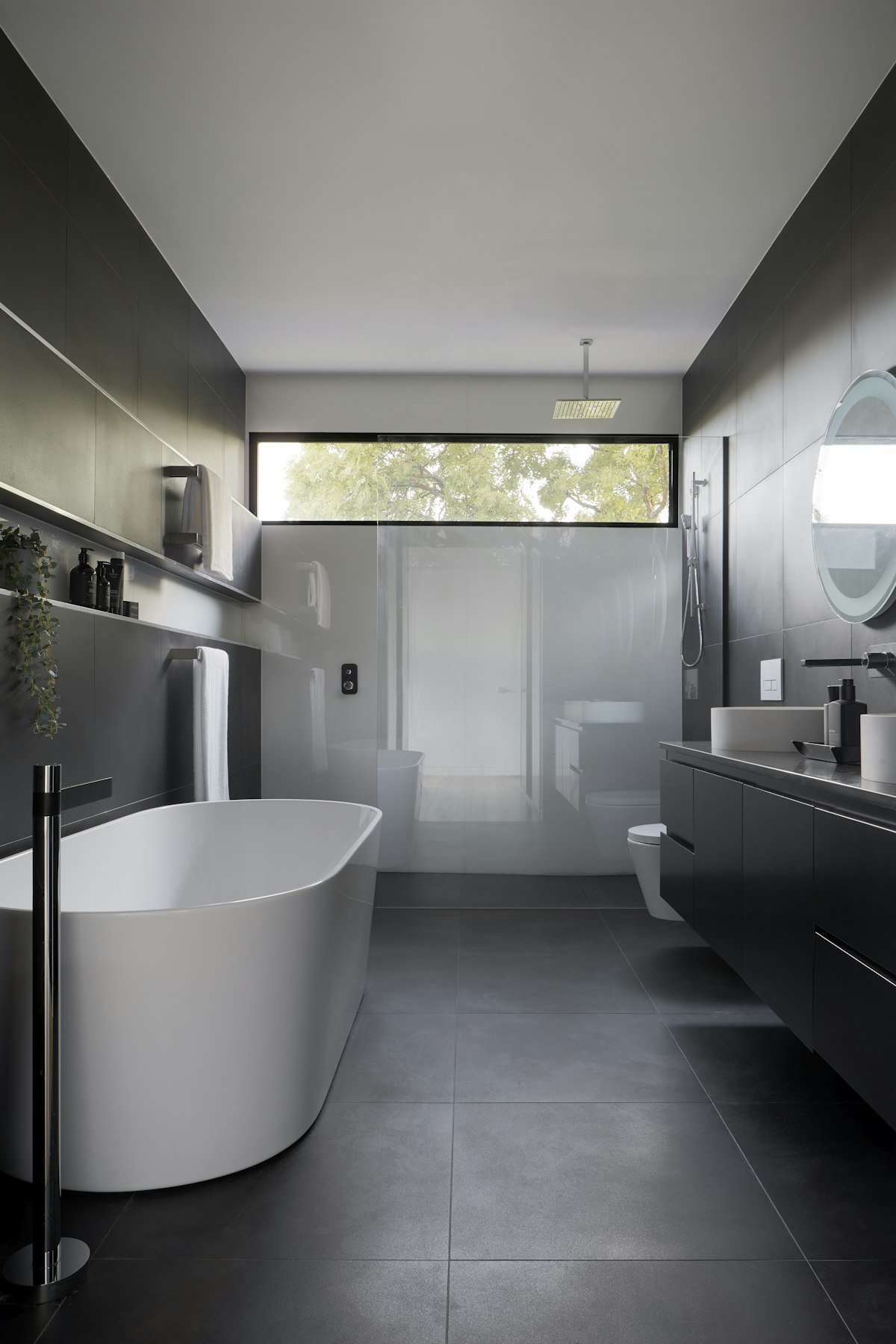 Salle de bain design sombre haut de gamme — chalet des 3 Vallées, visuel d'illustration