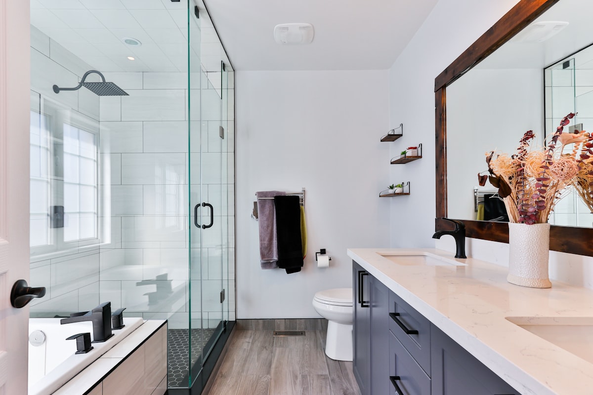 Salle de bain en marbre avec douche à l'italienne — finition haut de gamme parisienne