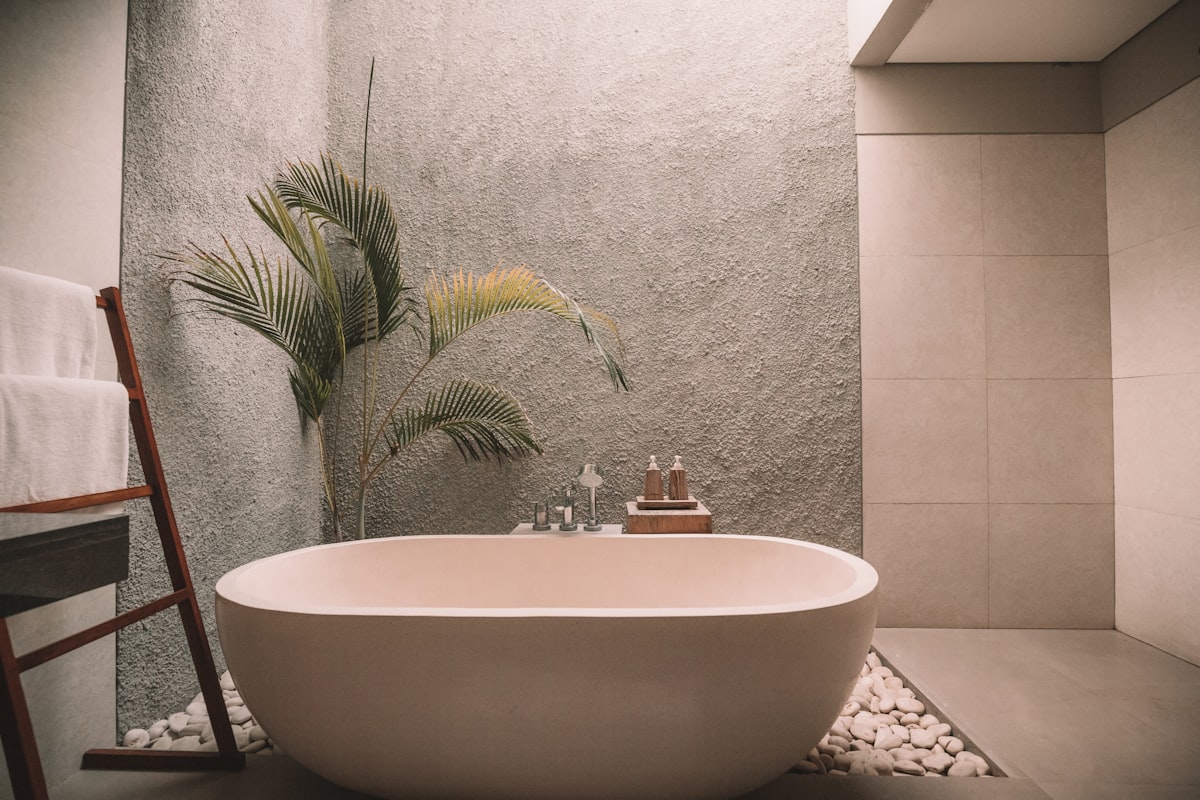 Salle de bain spa avec baignoire îlot dans une ambiance zen